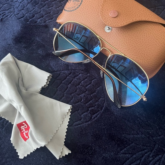 Ray-Ban Gold Aviator Sunglasses with Tan Case